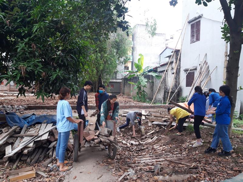 Sinh viên Khoa Đông phương học tích cực tham gia hoạt động tình nguyện tại chùa Phùng Khoang 