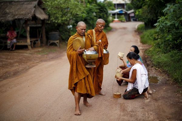 [Báo cáo NCKHSV] Việc tích "Bun" bỏ "Bạp" của người Thái Lan theo đạo Phật  