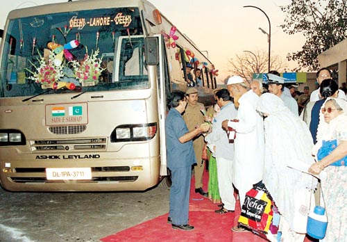 [Tóm tắt báo cáo] Hợp tác ngoại giao xe bus giữa Ấn Độ và Pakistan giai đoạn 2003 - 2008