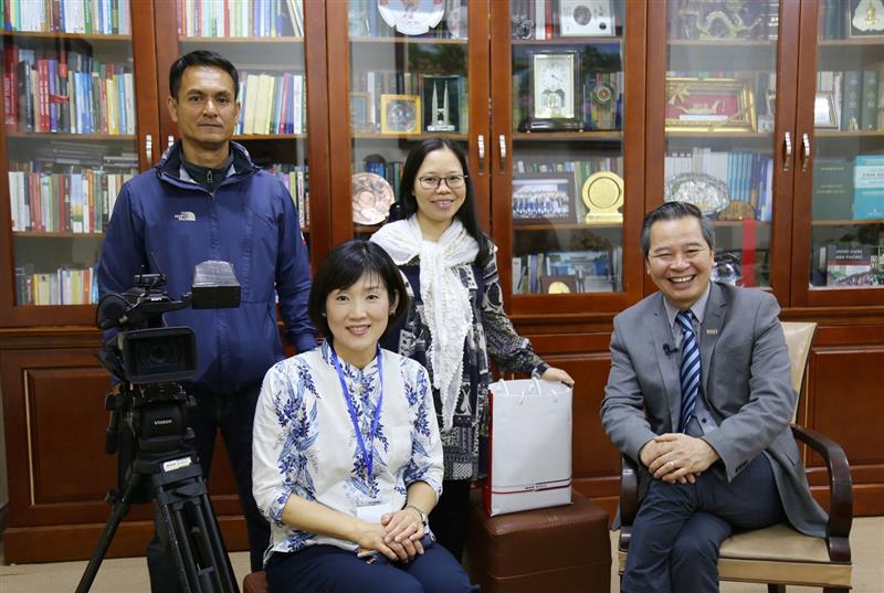 Hiệu trưởng Phạm Quang Minh trả lời phỏng vấn của đài truyền hình NHK (Nhật Bản) về Thượng đỉnh Mỹ-Triều