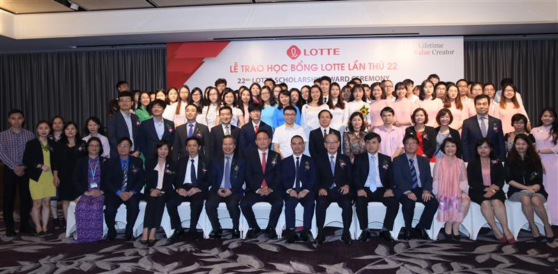 Sinh viên ngành Đông phương học nhận học bổng Lotte lần thứ 22